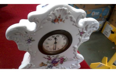 KLOK VICTORIA WIT PORSELEIN BLOEMEN