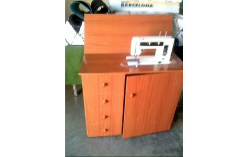 MUEBLE CON MAQUINA DE ESCRIBIR