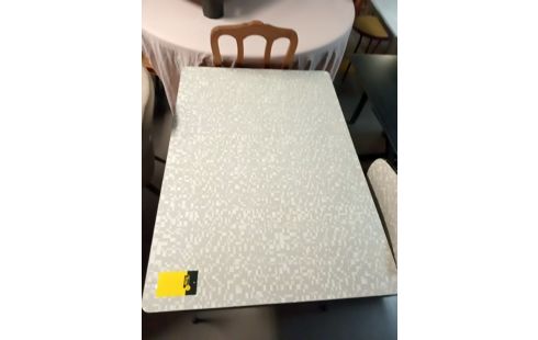 TABLE EN FORMICA AVEC CHAISE