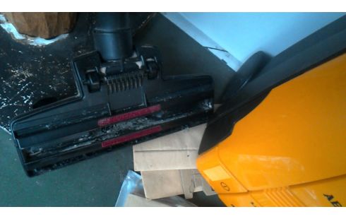 STAUBSAUGER AEG GELB