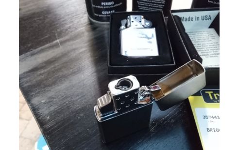 BRIQUET ZIPPO + PRODUITS  LE LOT