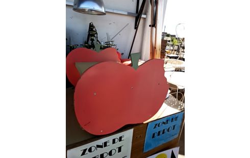 TABLE BASSE POMME/ ENFANTS