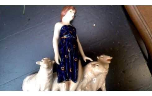 BEELDJE VROUW SCHAPEN ROYAL DUX ECRU KOBALT