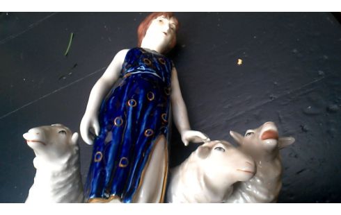 BEELDJE VROUW SCHAPEN ROYAL DUX ECRU KOBALT