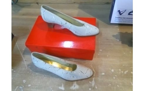 CHAUSSURES CHARLES JOURDAN TAILLE 38 .