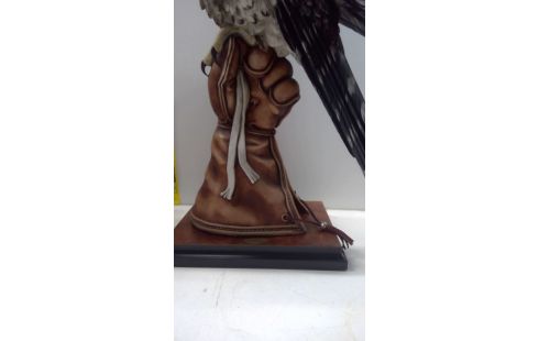 STATUE FALCON