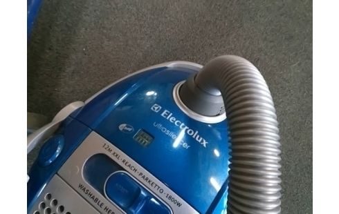 ASPIRATEUR ELECTROLUX 1800W (BOUTON REMBOBINAGE USE)