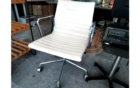 FAUTEUIL BLANC EN L ETAT