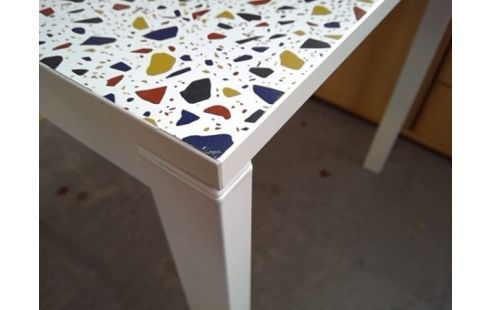 TABLE DE CUISINE CARRÉE