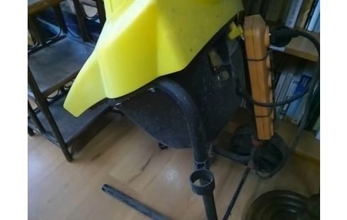 BROYEUR A FEUILLES JAUNE ET NOIR