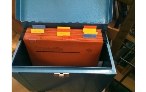 BOITE BLEUE DE RANGEMENT AVEC CLASSEURS