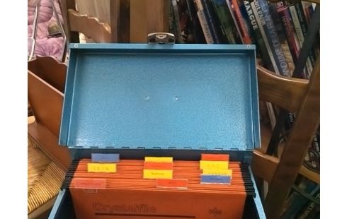 BOITE BLEUE DE RANGEMENT AVEC CLASSEURS