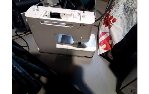 MACHINE A COUDRE PFAFF