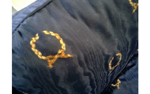 CANAPE AMERICAIN SATIN BLEU COURONNES OR