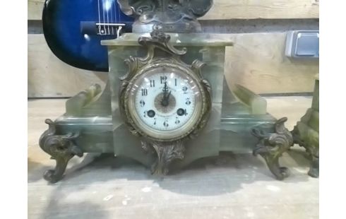 HORLOGE REGULE + CHANDELIERS