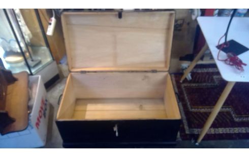 ANTIEKE HOUTEN KIST MET.SLEUTEL DENNEHOUT