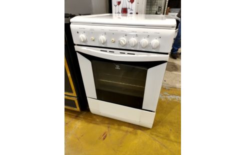 CUISINIERE GAZ BUTANE INDESIT .