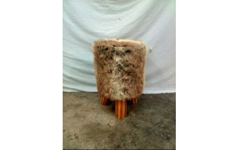 HOCKER <DEPOT> AUF HOLZFÜßEN MIT FELL
