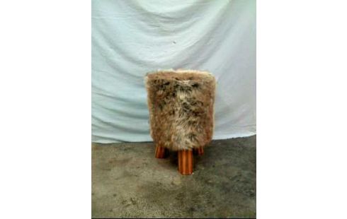 HOCKER <DEPOT> AUF HOLZFÜßEN MIT FELL