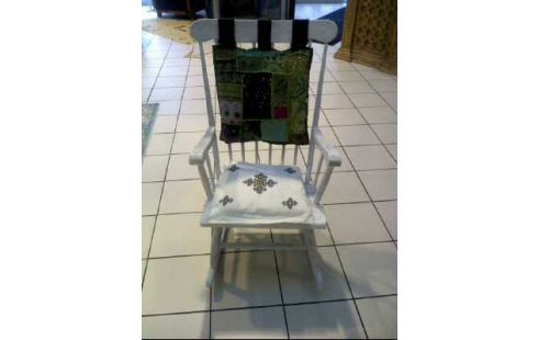 SCHAUKELSTUHL HOLZ WEISS MIT KISSEN BUNT