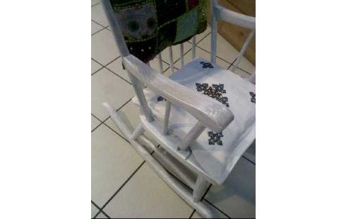 SCHAUKELSTUHL HOLZ WEISS MIT KISSEN BUNT