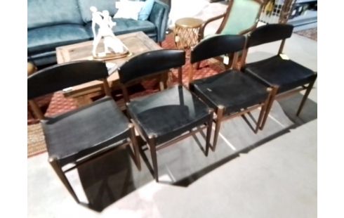 4 CHAISES SIMILI NOIR OSSATURE BOIS EN L ETAT
