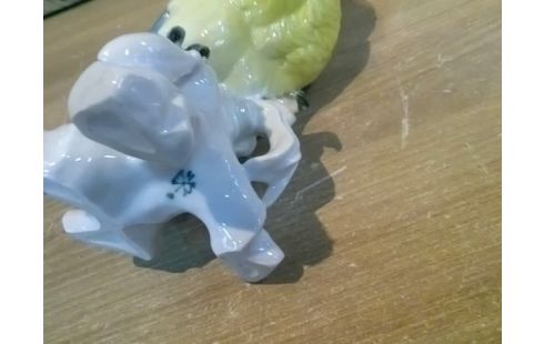 PERROQUET EN PORCELAINE SIGNÉ