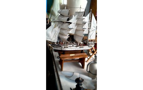 GORCH FOCK ZEILBOOT MINIATUUR OP HOUT STAANDER