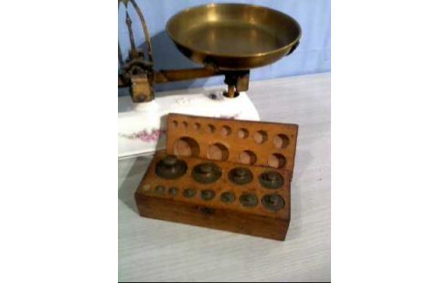 KÜCHENWAAGE + GEWICHTE ALT KERAMIKFUß FLORAL