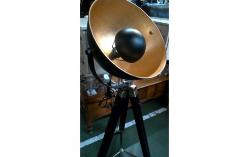 LAMP STAAND KENWELL DRIEPOOT ZWART GOUD