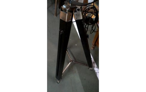 LAMP STAAND KENWELL DRIEPOOT ZWART GOUD