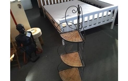 ETAGERE D ANGLE    FER FORGE