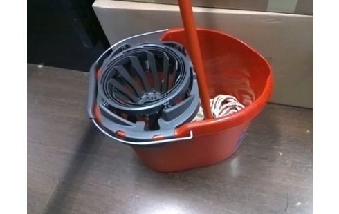 SEAU AVEC SERPILLERE