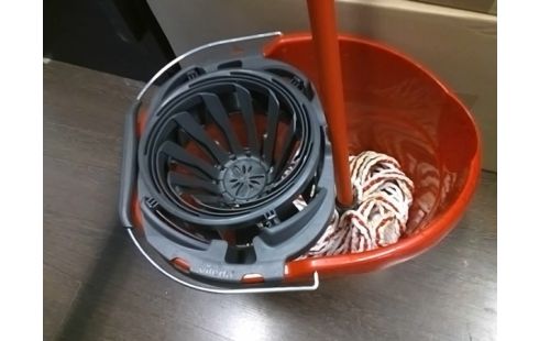 SEAU AVEC SERPILLERE