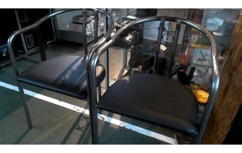 2 STOELEN METAAL ZWART