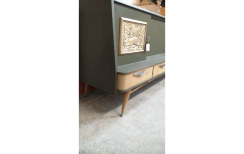 ANRICHTE. IM VINTAGE-STIL