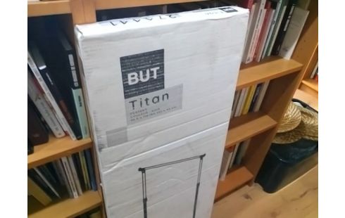 PORTANT VETEMENTS BUT TITAN (JAMAIS OUVERT)