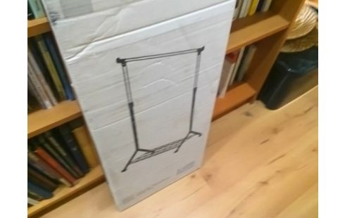 PORTANT VETEMENTS BUT TITAN (JAMAIS OUVERT)