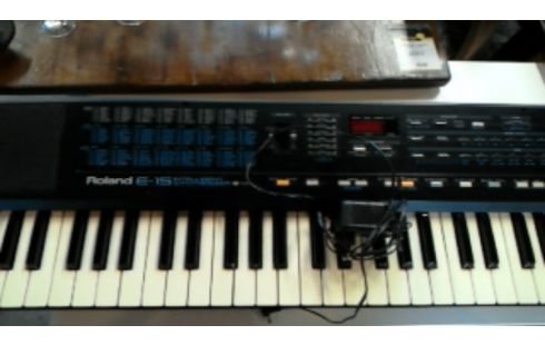 INSTRUMENT DE MUSIQUE ROLAND E15
