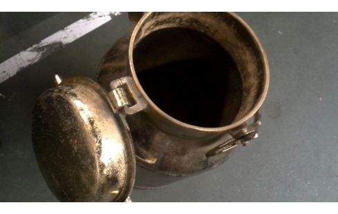 LECHERA. HIERRO COBRE COLOR