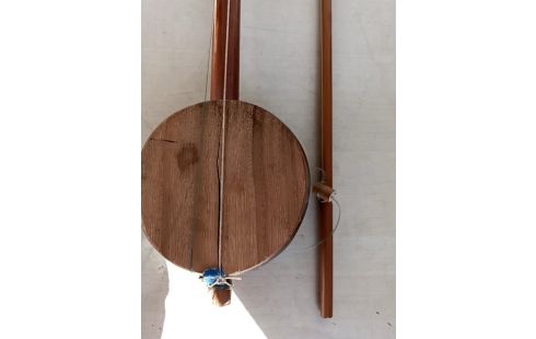 INSTRUMENT DE MUSIQUE AVEC SON ARCHET