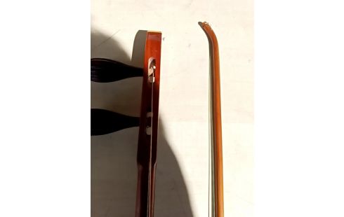 INSTRUMENT DE MUSIQUE AVEC SON ARCHET