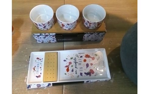 SERVICE DERRIERE LA PORTE