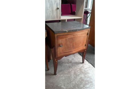 NACHTTISCH MIT MARMORPLATTE