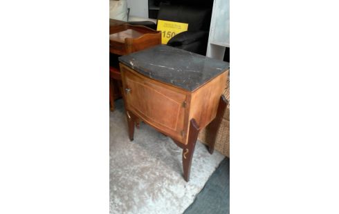 NACHTTISCH MIT MARMORPLATTE