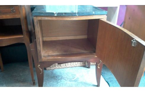 NACHTTISCH MIT MARMORPLATTE