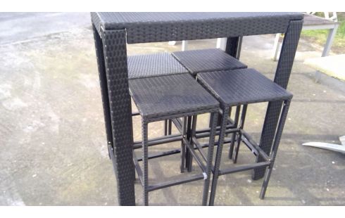 PARTY TAFEL MET 4 HOGE STOELEN