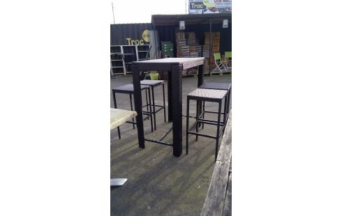 PARTY TAFEL MET 4 HOGE STOELEN