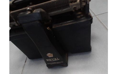 MACHINE A ECRIRE DE LA MARQUE " ROYALE "