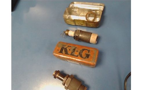 ANCIENNES BOUGIES K.L.G DANS LEURS BOITES D'ORIGINE